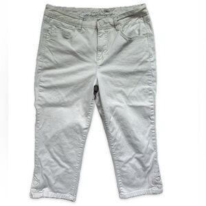 EUC Gloria Vanderbilt all-around slimming affect capris size 6